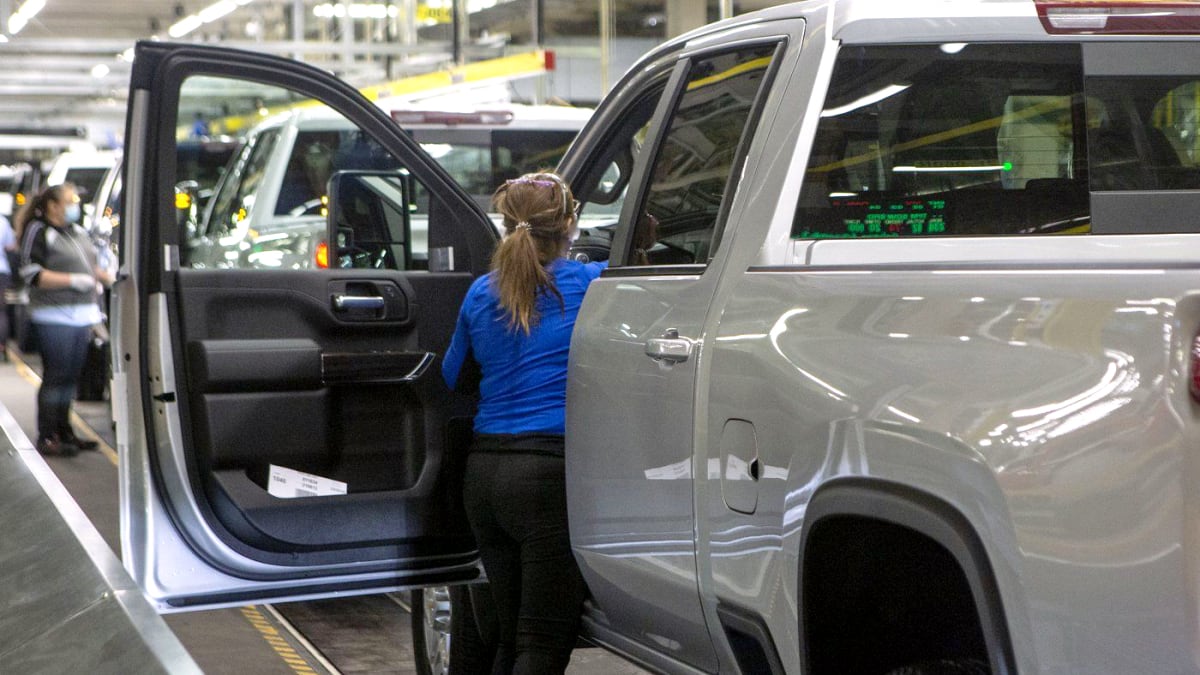 GM slashes Oshawa truck production; how tax refunds can boost service drives
