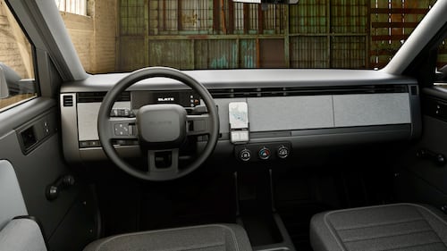 The Slate Truck doesn't come with a infotainment screen. It does come with a smartphone mount and USB power.