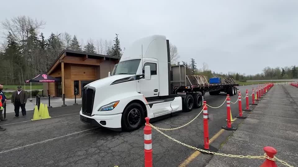 Automotive News Video: Kenworth charges ahead despite uncertain regulatory future